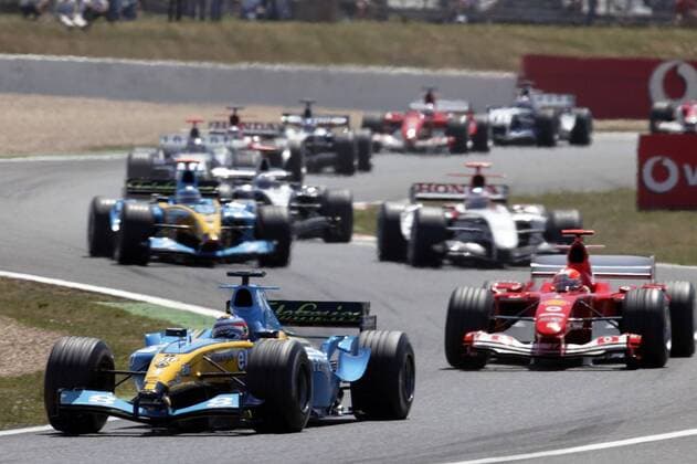 Start zum GP von Frankreich 2004: Fernando Alonso (Spanien Renault, li.) und Michael Schumacher (Deutschland Ferrari) führen das Fahrerfeld an Motorsport Herren Großer Preis von Frankreich 2004, Formel 1 Weltmeisterschaft, F1, F, GP, WM Totale Magny-Cours