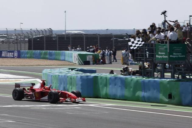 Michael Schumacher (Deutschland Ferrari) passiert beim GP von Frankreich 2004 als Sieger die Ziellinie Motorsport Herren Großer Preis von Frankreich 2004, Formel 1 Weltmeisterschaft, F1, F, GP, WM Totale Magny-Cours Freude,