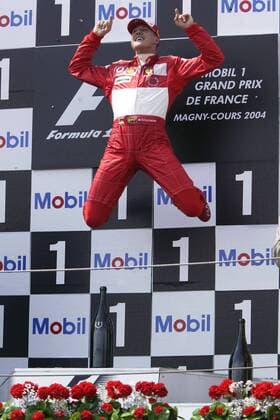 Siegerehrung beim GP von Frankreich 2004: Sieger Michael Schumacher (Deutschland Ferrari) legt einen perfekten Freudensprung hin Motorsport Herren Großer Preis von Frankreich 2004, Formel 1 Weltmeisterschaft, F1, F, GP, WM Einzelbild Magny-Cours Glück, Freude, Begeisterung,