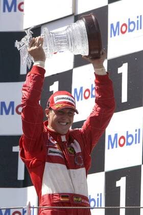 Siegerehrung beim GP von Frankreich 2004: Sieger Michael Schumacher (Deutschland Ferrari) präsentiert stolz seine Trophäe Motorsport Herren Großer Preis von Frankreich 2004, Formel 1 Weltmeisterschaft, F1, F, GP, WM Einzelbild Magny-Cours Freude,