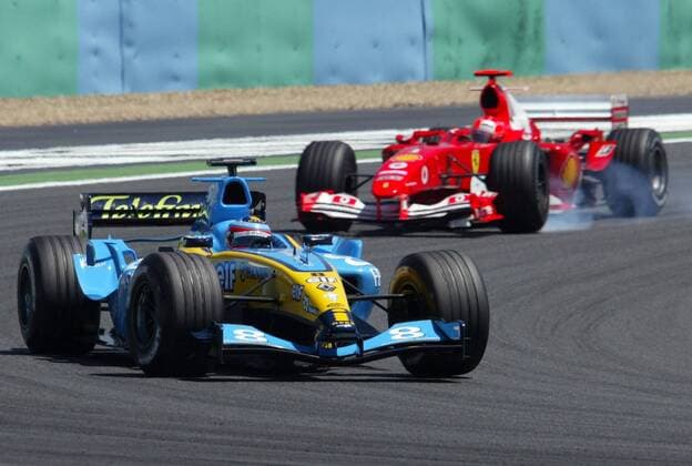 Fernando Alonso (Spanien Renault, li.) liefert sich ein packendes Duell mit Michael Schumacher (Deutschland Ferrari) Motorsport Grand Prix Herren Großer Preis von Frankreich 2004, Formel 1 Weltmeisterschaft, F1, F, GP, WM Gruppe Magny-Cours