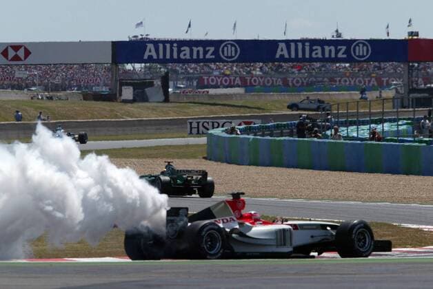 Takuma Sato (Japan BAR-Honda) mit einem Motorschaden Motorsport Grand Prix Herren Großer Preis von Frankreich 2004, Formel 1 Weltmeisterschaft, F1, F, GP, WM Einzelbild Magny-Cours