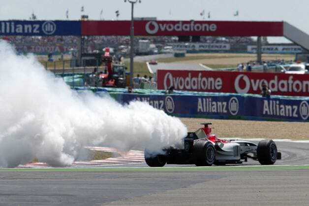 Takuma Sato (Japan BAR-Honda) mit einem Motorschaden Motorsport Grand Prix Herren Großer Preis von Frankreich 2004, Formel 1 Weltmeisterschaft, F1, F, GP, WM Einzelbild Magny-Cours