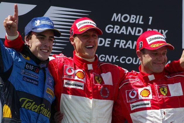 Siegerehrung beim GP von Frankreich 2004, v.li.: Fernando Alonso (Spanien Renault), Sieger Michael Schumacher (Deutschland) und Rubens Barrichello (Brasilien beide Ferrari) Motorsport Grand Prix Herren Großer Preis von Frankreich 2004, Formel 1 Weltmeisterschaft, F1, F, GP, WM Gruppe Magny-Cours Freude,