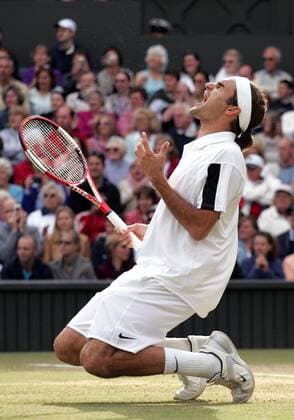 Roger Federer (Schweiz) siegt zum zweiten Mal in Wimbledon Tennis Herren All England Championships 2004, Grand Slam, ATP-Tour, Rasen, Rasenplatz, Rasentennis, Rasenturnier, Einzelbild Wimbledon London Glück Freude, Begeisterung,