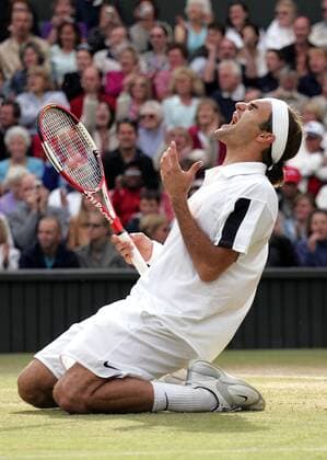 Roger Federer (Schweiz) siegt in Wimbledon Tennis Herren All England Championships 2004, Grand Slam, ATP-Tour, Rasen, Rasenplatz, Rasentennis, Rasenturnier, Einzelbild Wimbledon London Glück Freude, Begeisterung,