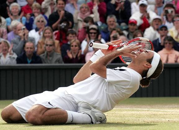 Roger Federer (Schweiz) fassungslos über seinen erneuten Triumph in Wimbledon Tennis Herren All England Championships 2004, Grand Slam, ATP-Tour, Rasen, Rasenplatz, Rasentennis, Rasenturnier, Einzelbild Wimbledon London Glück Freude, Begeisterung,
