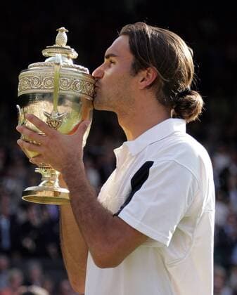 Sieger Roger Federer (Schweiz) küsst stolz seine Trophäe der All England Championships Tennis Herren All England Championships 2004, Grand Slam, ATP-Tour, Rasen, Rasenplatz, Rasentennis, Rasenturnier, Einzelbild Wimbledon London Freude,