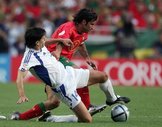 Fußball, EM Finale 2004 in Lissabon, Portugal - Griechenland 0:1 Panagiotis Fyssas (Griechenland, li.) gegen Luis Figo (Portugal) Fußball EM Herren Euro 2004, Europameisterschaft, Länderspiel, Nationalmannschaft, Nationalteam, Finale, Endspiel, Gruppe Lissabon Dynamik, Kampf,
