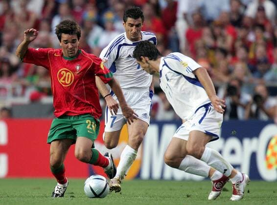 Deco (Portugal, li.) gegen Konstantinos Katsouranis (re.) und Theodoros Zagorakis (beide Griechenland) Fußball EM Herren Euro 2004, Europameisterschaft, Länderspiel, Nationalmannschaft, Nationalteam, Finale, Endspiel, Gruppe Lissabon Dynamik,