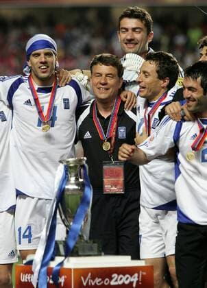 Trainer Otto Rehhagel (Mi., Griechenland) feiert mit seinen Spielern Panagiotis Fyssas (li.) und Georgios Georgiadis (re.) den Europameistertitel Fußball EM Herren Europameisterschaft, Euro 2004, Länderspiel, Nationalmannschaft, Nationalteam, Finale, Endspiel Gruppe Lissabon Freude,