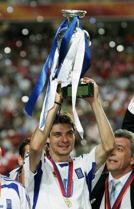 Angelos Charisteas (Griechenland), der Torschütze des goldenen Tores im Finale, präsentiert freudestrahlend den Pokal der Euro 2004 Fußball EM Herren Europameisterschaft, Euro 2004, Länderspiel, Nationalmannschaft, Nationalteam, Finale, Endspiel Einzelbild Lissabon Freude,
