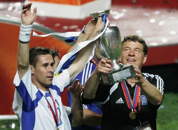 Trainer Otto Rehhagel (Griechenland) präsentiert stolz den EM-Pokal, li. Vassilios Tsiartas Fußball EM Herren Europameisterschaft, Euro 2004, Länderspiel, Nationalmannschaft, Nationalteam, Finale, Endspiel Gruppe Lissabon Glück, Freude, Begeisterung,