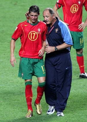 Nationaltrainer Luiz Felipe Scolari tröstet nach dem verlorenen Finale den völlig aufgelösten Cristiano Ronaldo (beide Portugal) Fußball EM Herren Euro 2004, Europameisterschaft, Länderspiel, Nationalmannschaft, Nationalteam, Finale, Endspiel Gruppe Lissabon Enttäuschung,