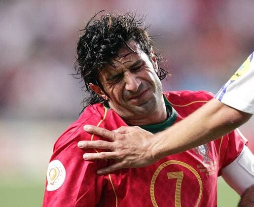 Luis Figo (Portugal) mit schmerzverzerrtem Gesicht Fußball EM Herren Euro 2004, Europameisterschaft, Länderspiel, Nationalmannschaft, Nationalteam, Finale, Endspiel Einzelbild Lissabon