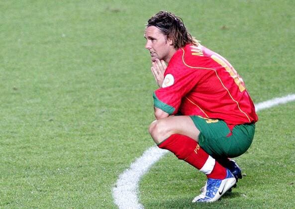 Maniche (Portugal) nach dem verlorenen Finale enttäuscht am Boden Fußball EM Herren Euro 2004, Europameisterschaft, Länderspiel, Nationalmannschaft, Nationalteam, Finale, Endspiel Einzelbild Lissabon Enttäuschung,