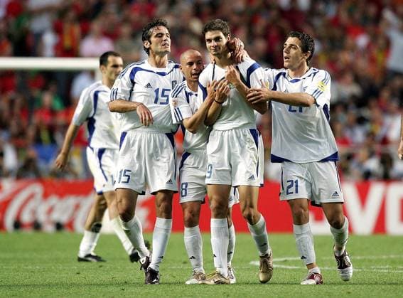 Fußball, EM Finale 2004 in Lissabon, Portugal - Griechenland 0:1 Torjubel Griechenland, v. re.: Konstantinos Katsouranis, Angelos Charisteas, Stylianos Giannakopoulos und Zisis Vryzas Fußball EM Herren Euro 2004, Europameisterschaft, Länderspiel, Nationalmannschaft, Nationalteam, Finale, Endspiel Gruppe Lissabon Freude, Begeisterung,