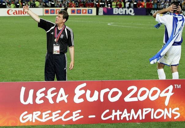 Fußball, EM Finale 2004 in Lissabon, Portugal - Griechenland 0:1 Nationaltrainer Otto Rehhagel ist mit Griechenland Europameister 2004 Fußball EM Herren Euro 2004, Europameisterschaft, Länderspiel, Nationalmannschaft, Nationalteam, Finale, Endspiel Einzelbild Lissabon Freude,