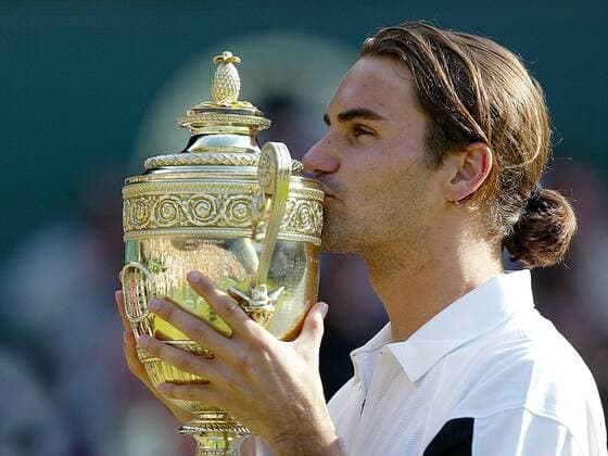 Roger Federer (Schweiz) küßt stolz seine Trophäe der All England Championships Tennis Herren All England Championships 2004, Grand Slam, ATP-Tour, Einzelbild Wimbledon, Finale, Endspiel, London Freude,