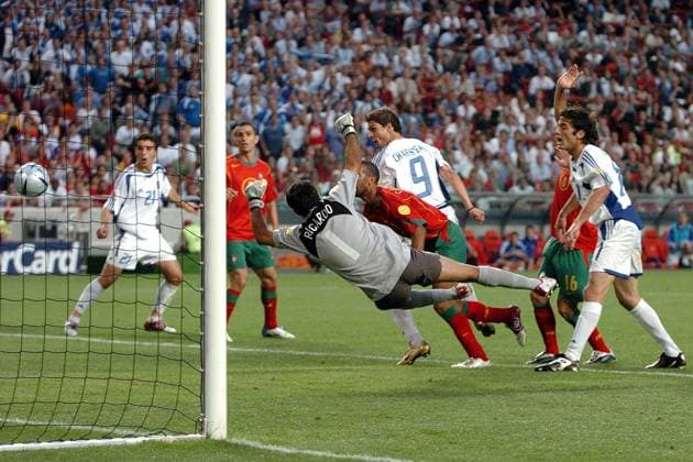 Angelos Charisteas (Griechenland, 9) trifft zum 0:1 gegen Torwart Ricardo (Portugal) Fußball EM Herren Euro 2004, Europameisterschaft, Länderspiel, Nationalmannschaft, Nationalteam, Finale, Endspiel Gruppe Lissabon Dynamik,