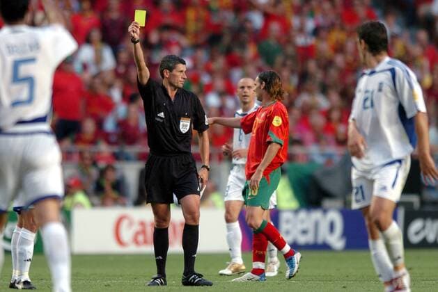 Fußball, EM Finale 2004 in Lissabon, Portugal - Griechenland 0:1 FIFA-Schiedsrichter Dr. Markus Merk (Deutschland) zeigt die Gelbe Karte, Maniche (Portugal) sieht als Anlass zur Diskussion Fußball EM Herren Euro 2004, Europameisterschaft, Länderspiel, Nationalmannschaft, Nationalteam, Finale, Endspiel Gruppe Lissabon