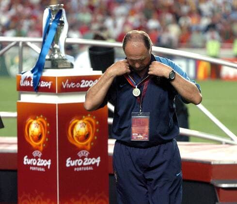 Nationaltrainer Luiz Felipe Scolari (Portugal) muß sich mit der Silbermedaille begnügen, hi. wartet der Euro Pokal auf seinen neuen Besitzer Fußball EM Herren Euro 2004, Europameisterschaft, Länderspiel, Nationalmannschaft, Nationalteam, Finale, Endspiel Einzelbild Lissabon Enttäuschung,