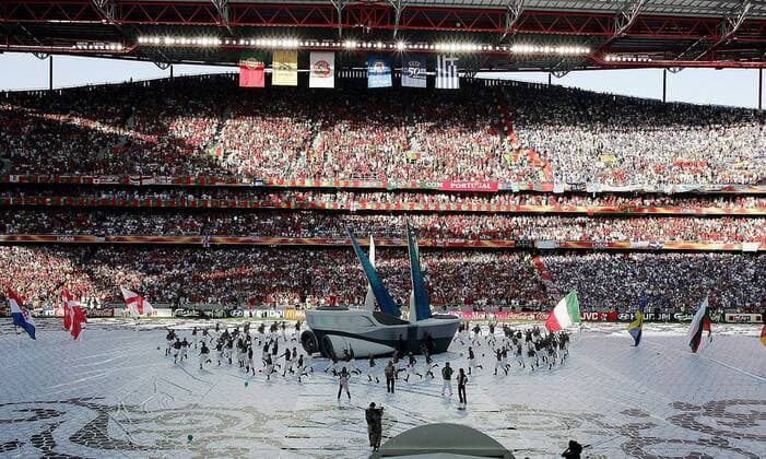 Fußball, EM Finale 2004 in Lissabon, Portugal - Griechenland 0:1 Abschlußfeier der Europameisterschaft im Estadio da Luz - ein futuristisches Schiffsmodell repräsentiert die Modernität der Seefahrernation Portugal Fußball EM Herren Euro 2004, Europameisterschaft, Länderspiel, Nationalmannschaft, Nationalteam, Finale, Endspiel Totale Ausverkauftes, Stadion, Fußballstadion, Innen Lissabon; Innenansicht, Zuschauer, Publikum