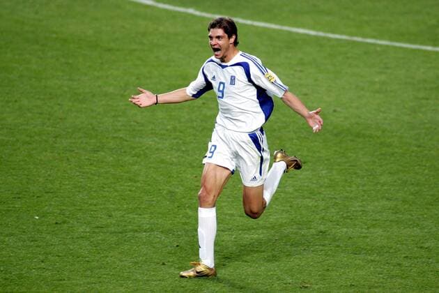 Fußball, EM Finale 2004 in Lissabon, Portugal - Griechenland 0:1 Angelos Charisteas (Griechenland) - Torjubel Fußball EM Herren Euro 2004, Europameisterschaft, Länderspiel, Nationalmannschaft, Nationalteam, Finale, Trikot, Einzelbild pan6530 Lissabon Glück, Begeisterung, Freude,