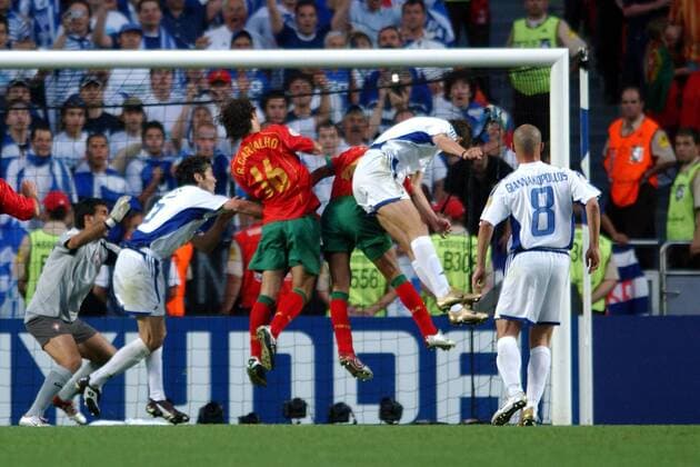 Fußball, EM Finale 2004 in Lissabon, Portugal - Griechenland 0:1 Angelos Charisteas (Griechenland, 2.v.re.) trifft per Kopfball zum entscheidenden 0:1, Torwart Ricardo (Portugal) steht zu weit entfernt Fußball EM Herren Euro 2004, Europameisterschaft, Länderspiel, Nationalmannschaft, Nationalteam, Finale, Endspiel Gruppe Lissabon Dynamik,