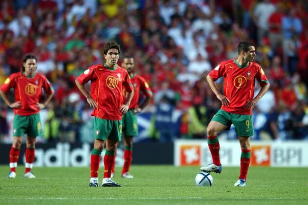 Deco (li.) und Pauleta (beide Portugal) stehen nach dem 0:1 zum Wiederanstoß bereit Fußball EM Herren Euro 2004, Europameisterschaft, Länderspiel, Nationalmannschaft, Nationalteam, Finale, Endspiel Gruppe Lissabon Enttäuschung,