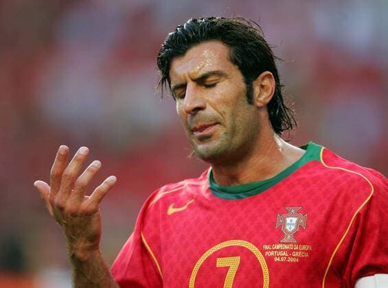 Luis Figo (Portugal) enttäuscht Fußball EM Herren Euro 2004, Europameisterschaft, Länderspiel, Nationalmannschaft, Nationalteam, Finale, Endspiel Einzelbild Lissabon Enttäuschung,