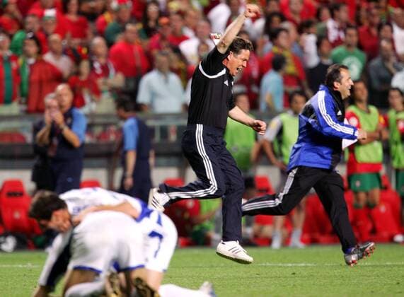 Fußball, EM Finale 2004 in Lissabon, Portugal - Griechenland 0:1 Griechenland ist Europameister! Nationaltrainer Otto Rehhagel (Mitte) setzt zu einem gewaltigen Freudensprung an Fußball EM Herren Euro 2004, Europameisterschaft, Länderspiel, Nationalmannschaft, Nationalteam, Finale, Endspiel Gruppe Turnierhighlight Lissabon Freude, Begeisterung,