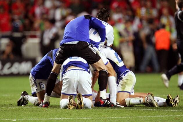 Fußball, EM Finale 2004 in Lissabon, Portugal - Griechenland 0:1 Schlussjubel - Griechenland ist Europameister Fußball EM Herren Euro 2004, Europameisterschaft, Länderspiel, Nationalmannschaft, Nationalteam, Finale, Endspiel Gruppe Lissabon Freude, Begeisterung,