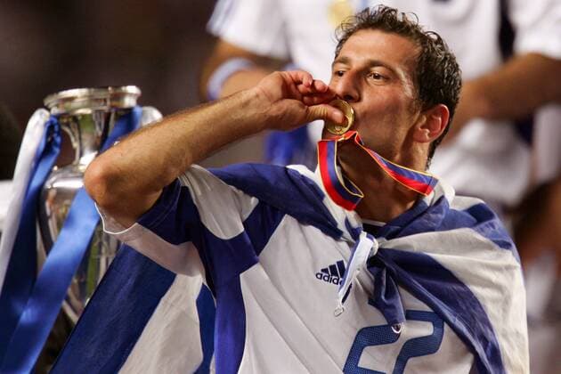 Fußball, EM Finale 2004 in Lissabon, Portugal - Griechenland 0:1 Europameister Dimitrios Papadopoulos (Griechenland) küsst glücklich seine Goldmedaille Fußball EM Herren Euro 2004, Europameisterschaft, Länderspiel, Nationalmannschaft, Nationalteam, Finale, Endspiel Einzelbild Lissabon Glück, Freude,