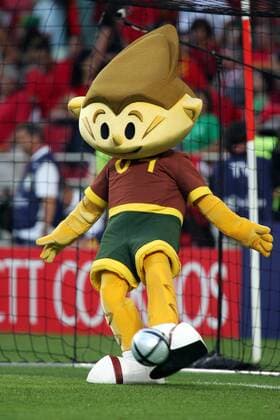 Kinas, das offizielle Maskottchen der Euro 2004, versucht sich am Ball Fußball EM Herren Euro 2004, Europameisterschaft, Länderspiel, Nationalmannschaft, Nationalteam, Finale, Endspiel Einzelbild Lissabon