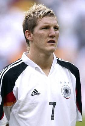 Bastian Schweinsteiger (Deutschland) während der Nationalhymne Fußball EM Herren Euro 2004, Europameisterschaft, Länderspiel, Nationalmannschaft, Nationalteam, Gruppe D Porträt Lissabon