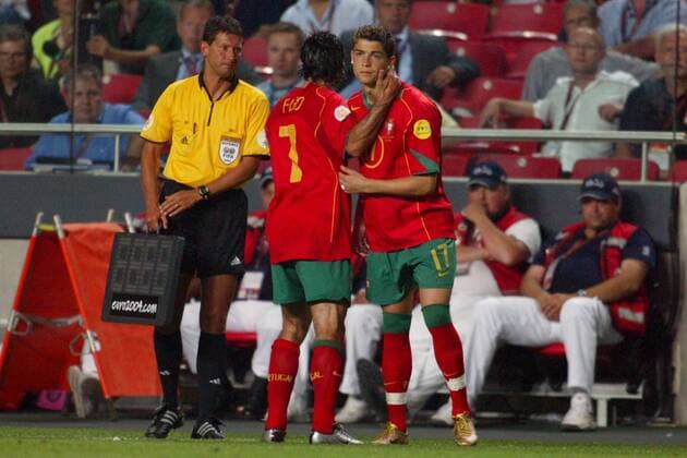 Cristiano Ronaldo (re.) kommt für Luis Figo (beide Portugal) auf den Platz, daneben der vierte Offizielle Frank de Bleeckere (Belgien) Fußball EM Herren Euro 2004, Europameisterschaft, Länderspiel, Nationalmannschaft, Nationalteam, Gruppe A Gruppe Lissabon