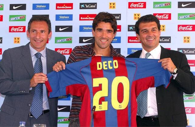 Sportdirektor Aitor Beguiristain (li.) und Präsident Joan Laporta (re.) präsentieren Neuzugang Deco (alle FC Barcelona) Fußball Herren Primera Division 2004 2005, 1. Spanische Liga, Vorstellung, Präsentation, Pressetermin, Barca Gruppe pan6556 Barcelona  