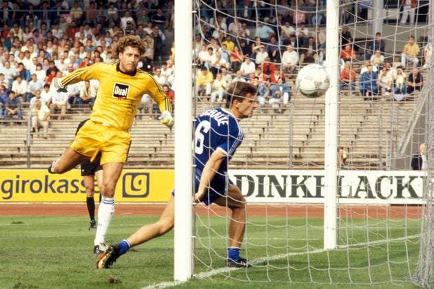Torwart Harald Schumacher und Martin Giesel (beide Schalke) können das Gegentor nicht verhindern Fußball 1. BL Herren DEUTSCHE SPORTZEITSCHRIFTEN UND -ZEITUNGEN NUR NACH RÜCKSPRACHE, Toni, Saison 1987 1988 Gruppe Stuttgart