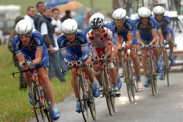 Das Team von Quick Step Davitamon mit Paolo Bettini (Italien 3.v.li.) beim Mannschaftszeitfahren Radsport Herren Tour de France 2004, Straßenradsport, Straße, Rad, Mannschaftszeitfahren, Zeitfahren Gruppe pan6565 4. Etappe Cambrai - Arras  