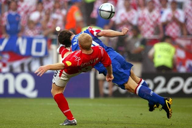 Paul Scholes (England, li.) mit gestrecktem Bein gegen Niko Kovac (Kroatien) Fußball EM Herren Euro 2004, Europameisterschaft, Länderspiel, Nationalmannschaft, Nationalteam, Gruppe B, Vdig Gruppe Lissabon Dynamik, Kampf,