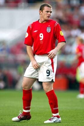 Wayne Rooney (England) greift sich in den Schritt Fußball EM Herren Euro 2004, Europameisterschaft, Länderspiel, Nationalmannschaft, Nationalteam, Gruppe B, Vdig Einzelbild Lissabon