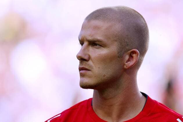 David Beckham (England) nachdenklich Fußball EM Herren Euro 2004, Europameisterschaft, Länderspiel, Nationalmannschaft, Nationalteam, Gruppe B, Vdig Porträt Lissabon Nachdenklichkeit,