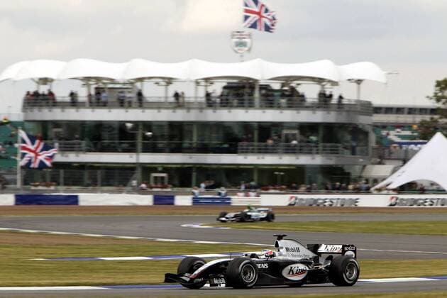 Kimi Räikkönen (Finnland McLaren-Mercedes) in seinem Boliden Motorsport Grand Prix Herren Großer Preis von England 2004, Formel 1 Weltmeisterschaft, F1, F, GP, WM, Freies Training Einzelbild Silverstone