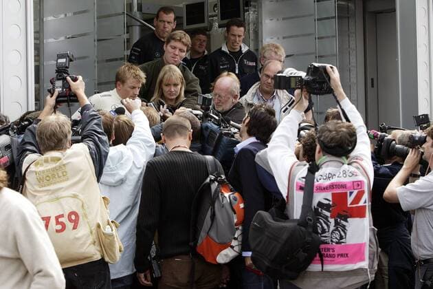 Kimi Räikkönen (Finnland McLaren-Mercedes, li.) im Blickpunkt des Medieninteresses Motorsport Grand Prix Herren Großer Preis von England 2004, Formel 1 Weltmeisterschaft, F1, F, GP, WM, Freies Training Totale Silverstone