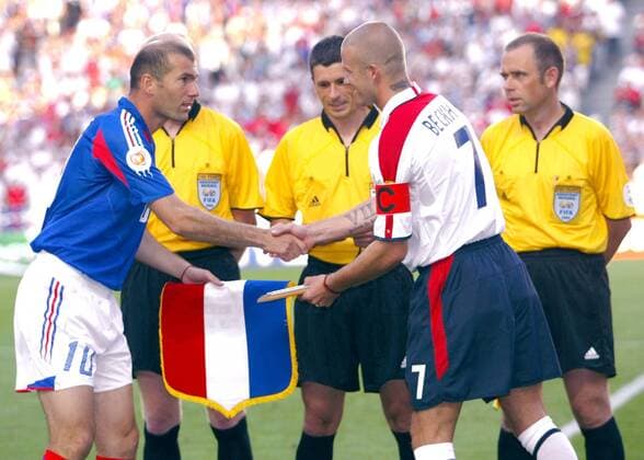 Schiedsrichter Markus Merk (Deutschland, Mitte) beobachtet den Wimpeltausch zwischen David Beckham (England, li.) und Zinedine Zidane (Frankreich) - VERÖFFENTLICHUNGSRECHTE NUR FÜR DEUTSCHE MEDIEN Fußball EM Herren Euro 2004, Europameisterschaft, Länderspiel, Nationalmannschaft, Nationalteam, Gruppe B Gruppe Lissabon