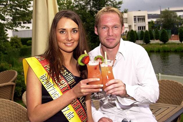 Rainer Schüttler (Deutschland) genießt Cocktails mit Janet Schütz, der Miss Gerry Weber Open Tennis Herren Gerry Weber Open 2004, ATP-Tour, Vdig Gruppe Halle