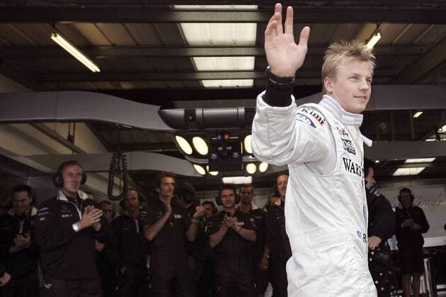 Kimi Räikkönen (Finnland McLaren-Mercedes) bedankt sich bei den Anhängern und wird von seiner Boxencrew für die erste Pole Position der Saison beklatscht Motorsport Grand Prix Herren Großer Preis von England 2004, Formel 1 Weltmeisterschaft, F1, F, GP, WM, Qualifying Gruppe Silverstone