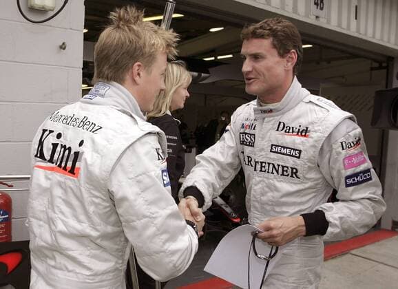Kimi Räikkönen (Finnland, li.) nimmt von Teamkollege David Coulthard (Schottland beide McLaren-Mercedes) Glückwünsche für die erste Pole Position der Saison entgegen Motorsport Grand Prix Herren Großer Preis von England 2004, Formel 1 Weltmeisterschaft, F1, F, GP, WM, Qualifying Gruppe Silverstone