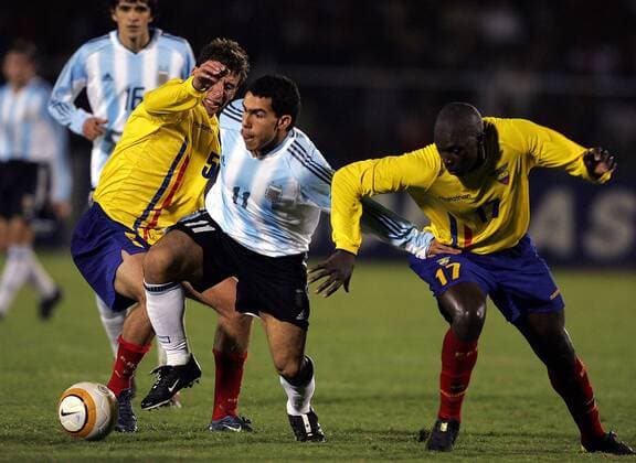 Carlos Alberto Tevez (Mitte, Argentinien) gegen Alfonso Andres Obregon (li.) und Giovanny Espinoza (beide Ecuador) - VERÖFFENTLICHUNGSRECHTE NUR FÜR DEUTSCHE MEDIEN Fußball Länderspiel Herren Copa America 2004, Länderspiel, Südamerikameisterschaft, Südamerika-Meisterschaft, Amerika, Vdig Gruppe Chiclayo Dynamik, Kampf,